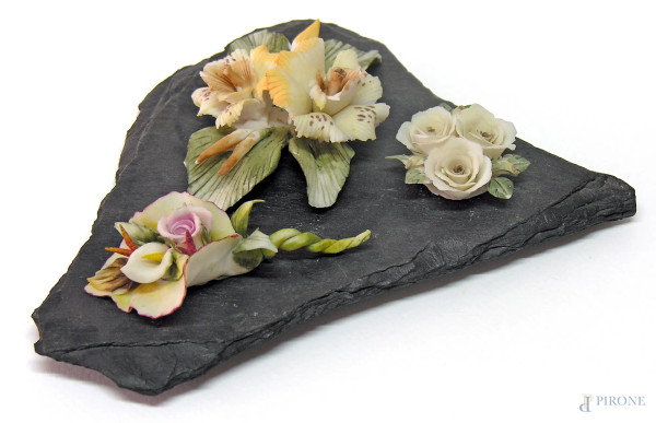 Piccolo centrotavola in lavagna con inserti floreali in ceramica di Capodimonte.