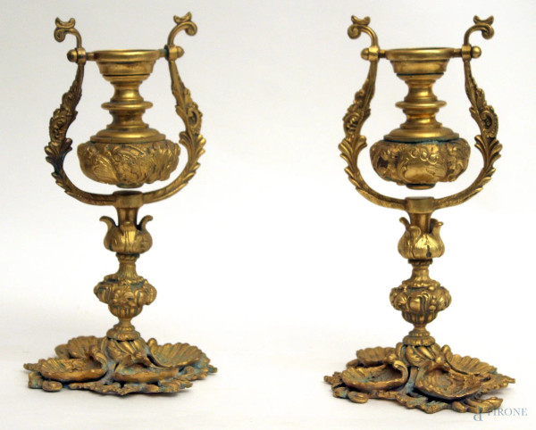 Coppia di portacandele in bronzo cesellato e dorato, h. 22 cm.