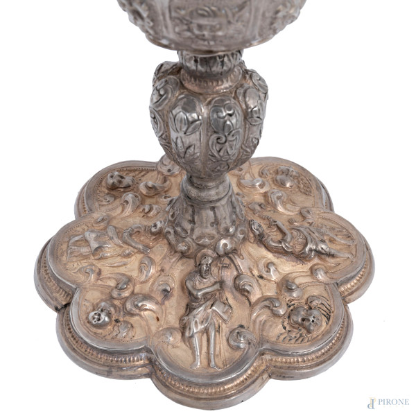 Calice in argento finemente cesellato con interno vermeil, altezza cm 22, peso lordo complessivo ...
