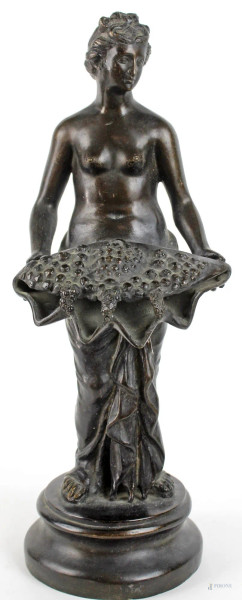 Figura femminile con cesta di frutta, scultura in bronzo, altezza cm. 39, XX secolo.