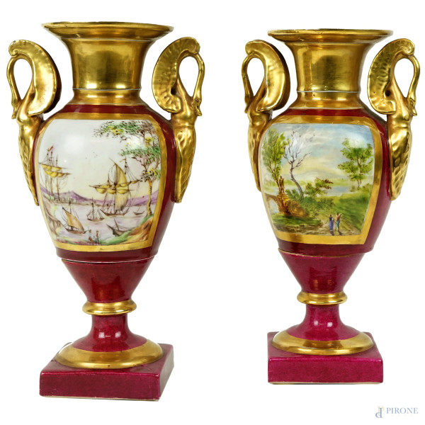 Coppia di vasi in porcellana policroma, decori raffiguranti marina e paesaggio con viandanti, due prese laterali dorate, cm h 22, XX secolo,  (lievi difetti).