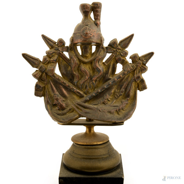 Colonna in legno ebanizzato con base gradonata dal profilo liscio. Applicazione apicale in bronzo...