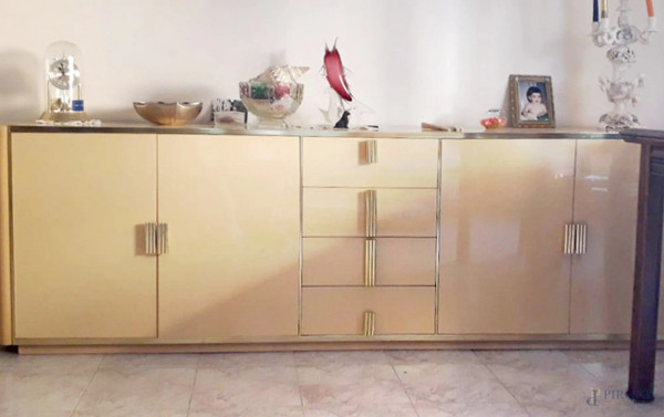 Alain Delon - Credenza in legno laccato con finiture in alluminio dorato, altezza 77x300x50 cm, anni &#39;70.