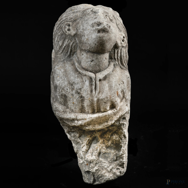 Lotto di due frammenti scultorei in pietra raffiguranti busti femminili, XVII-XVIII secolo, cm 68...