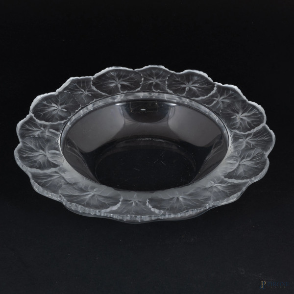 Centrotavola Lalique con decori a foglie in rilievo lungo l'orlo, XX secolo, 5,5x27,5 (lievi segn...