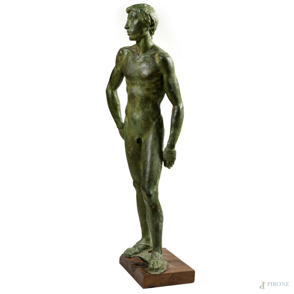 Giovane pugile, scultura in bronzo patinato su base in legno, xx secolo, altezza cm 110, monogram...