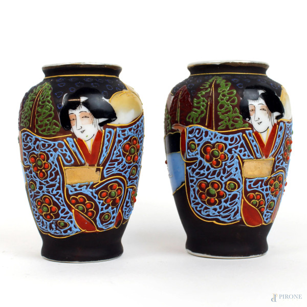 Coppia di vasetti in porcellana policroma a decoro di geishe, cm h 10, arte orientale, XX secolo.