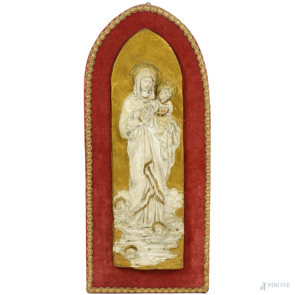 Bassorilievo in stucco rappresentante la Madonna con il Bambino, XIX secolo, cm 36x11 (difetti)