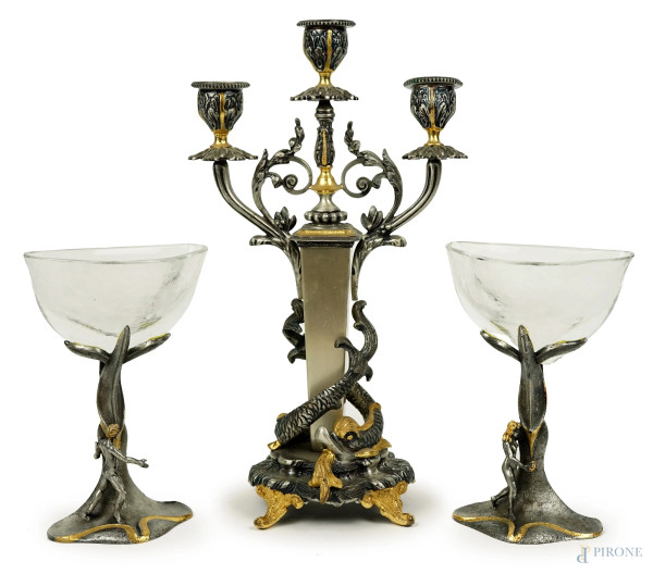 Lotto composto da un candelabro a tre luci e due coppe in metallo argentato e dorato, firmati Giuseppe Vasari, alt. max cm 31