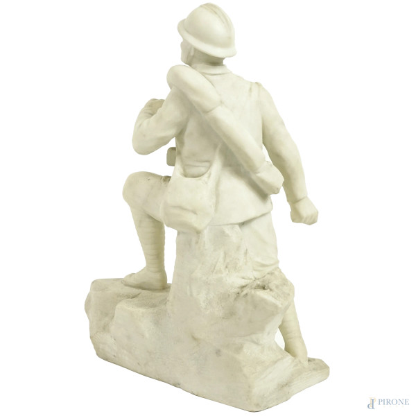 Scultura in marmo bianco rappresentante un granatiere, XX secolo, altezza cm 35