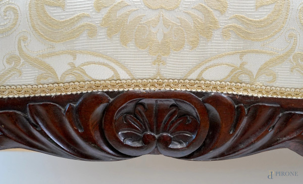 Un divano e una poltrona in legno intagliato, schienale e seduta imbottiti, misura max cm 80x200x...