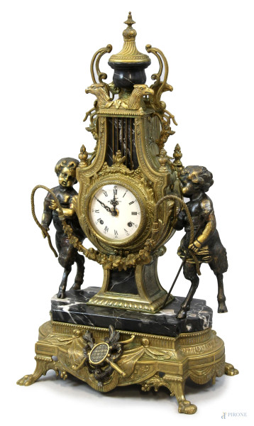 Orologio da camino in bronzo e marmo, metà XX secolo, cm h 62, (meccanismo da revisionare).
