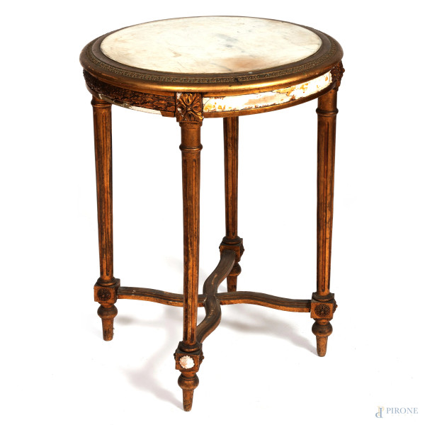 Tavolino in stile Luigi XVI con piano circolare in marmo e struttura in legno intagliato e dorato, XX secolo, cm 73,5x55,5, (segni di usura, scalfiture, mancanze, difetti)
