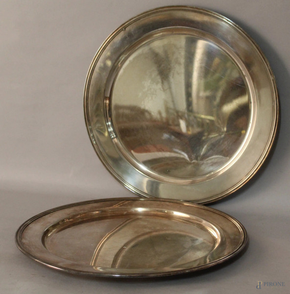 Coppia di due vassoi di linea tonda in metallo argentato, diametro 39,5 cm.