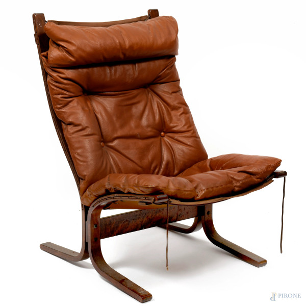 Poltrona con struttura in legno con seduta e schienale in cuoio marrone, XX secolo, cm 99x78x66, (difetti)