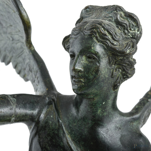 Vittoria alata, XX secolo, scultura in bronzo su base in marmo giallo, altezza complessiva cm 64,...