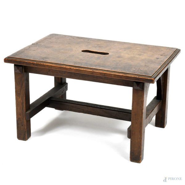 Piccolo sgabello in noce, XX secolo, cm 24x41x30, (segni di usura, scalfiture, graffi, difetti)