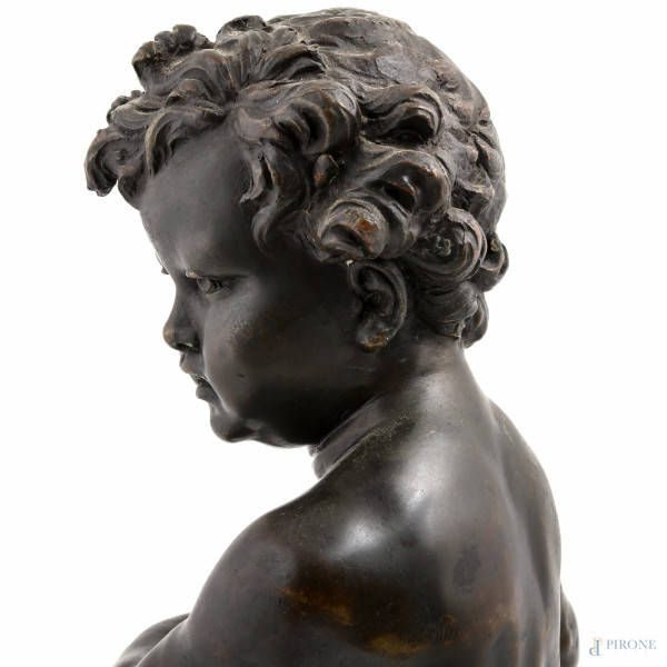Coppia di sculture in bronzo con base in porfido raffiguranti putti, XX secolo, altezza massima c...