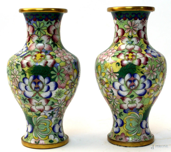 Coppia di vasetti in ottone e cloisonne, H 19 cm, primi &#39;900.