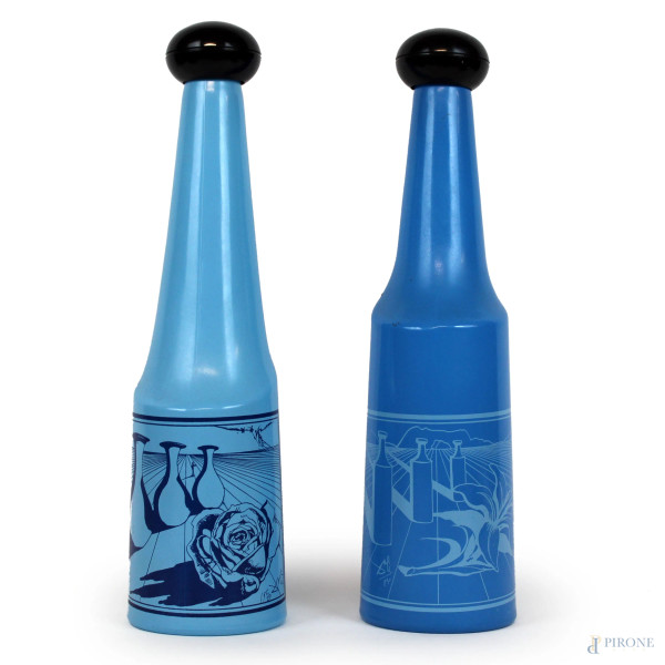 Lotto di due bottiglie in vetro dalla collezione Salvador Dalì, edizione limitata anni '70, cm h 33,5. 