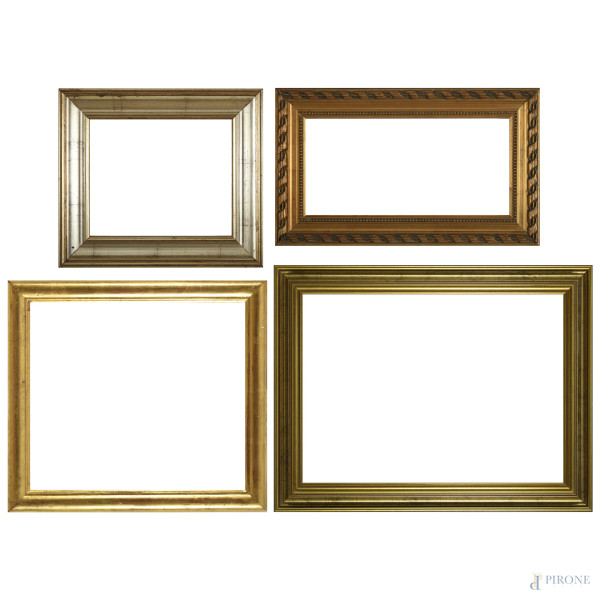 Lotto di 4 cornici in legno intagliato e dorato, XX secolo, misure massime ingombro cm 49,5x43,5 , luce cm 34x28, (segni di usura, difetti)