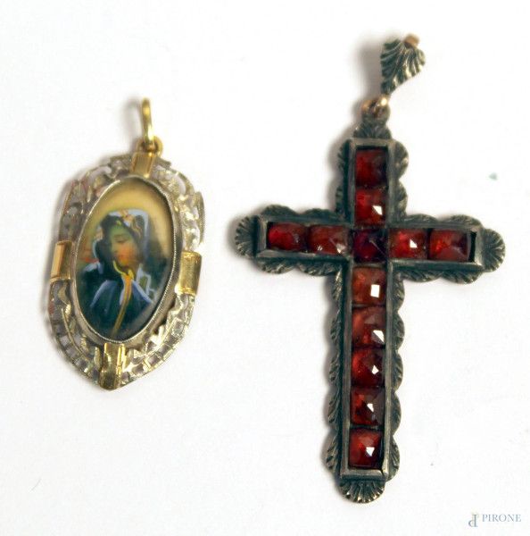 Lotto composto da un ciondolo a croce in oro basso ed argento, ed un ciondolo raffigurante Madonna.