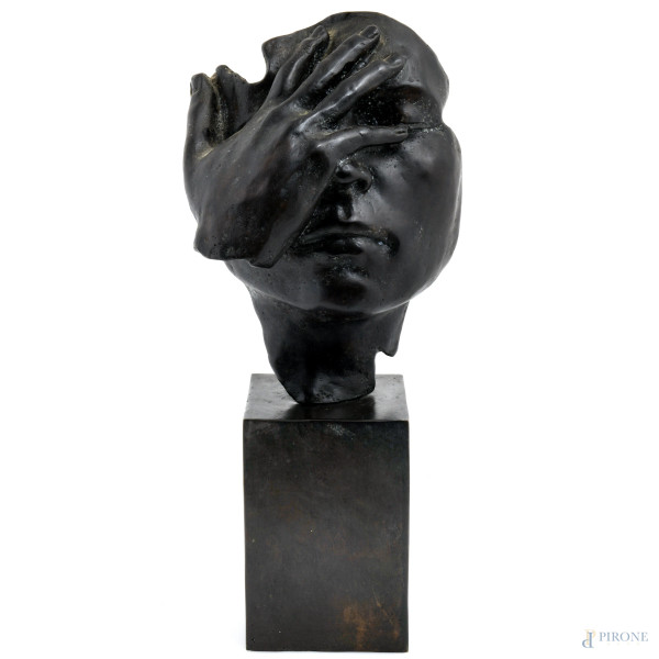 Volto di donna, XX secolo, scultura in bronzo, altezza cm 44,5, (segni di usura, scalfiture)