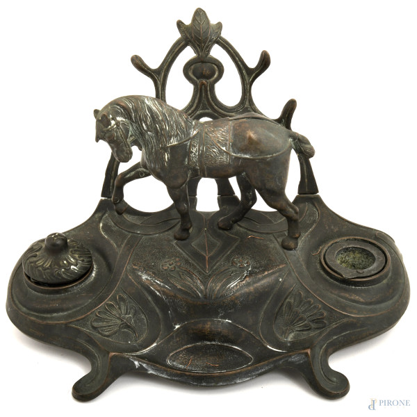 Calamaio in metallo tinto bronzo con cavallo in rilievo, XX secolo, cm 17x25x12, (difetti)