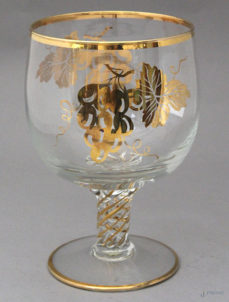 Grande coppa in vetro con decori dorati a soggetto di foglie d&#39;uva, altezza 26,5 cm.
