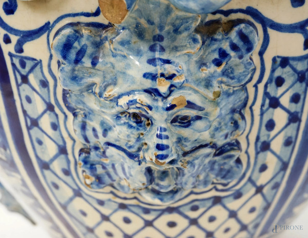Grande vaso biansato in maiolica Savona, XVIII secolo, decorato in monocromia blu con figure clas...