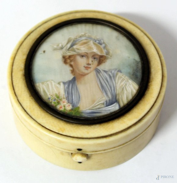 Scatolina porta pasticche di linea tonda in avorio con coperchio dopinto a soggetto di ragazza, XIX sec., diametro 6 cm.