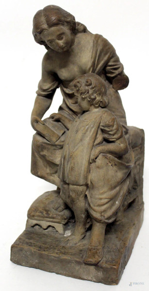Donna con fanciullo, scultura in terracotta, H. 34 cm., (piccoli difetti).