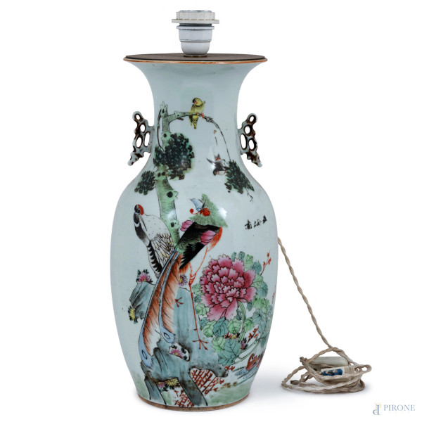 Vaso in porcellana montato a lampada decorato a motivi floreali e volatili, Cina, XX secolo, altezza cm 43, (lievi difetti di cottura e usura del tempo, da revisionare)