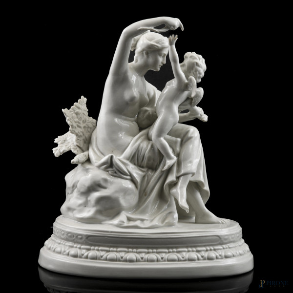 Gruppo scultoreo in porcellana Capodimonte raffigurante Venere con Amorino, XX secolo, cm 19,5x16x10, (segni di usura, felature, difetti)