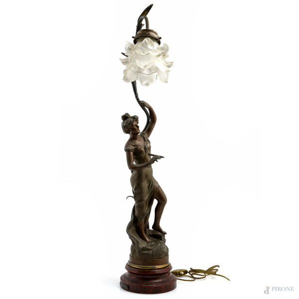 Lampada in stile Liberty con figura femminile in metallo su base in legno, XX secolo, altezza cm 72, (segni di usura, difetti, rotture)