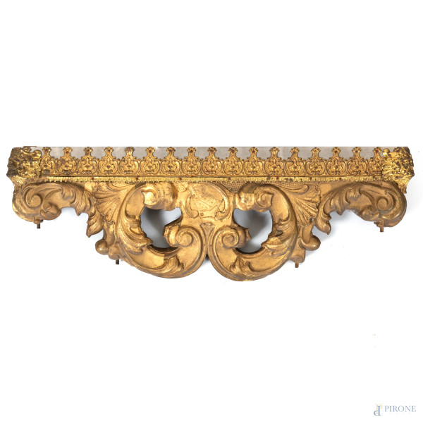Elemento decorativo da parete  in legno rivestito in lamina di metallo dorato, XX secolo, cm 22x62, (segni di usura, difetti, mancanze)
