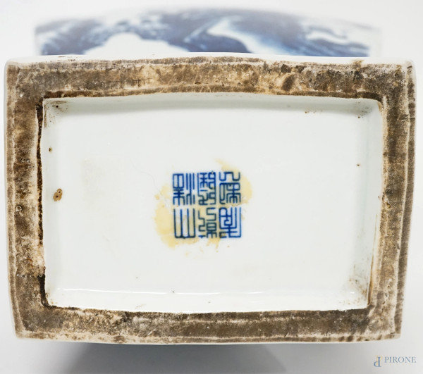 Vaso in porcellana bianca e blu, corpo di linea mossa a sezione rettangolare dipinto a paesaggi l...