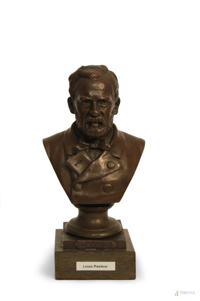 Louis Pasteur, busto in bronzo brunito con base in legno, firmato A. Gaudez, H 25 cm.