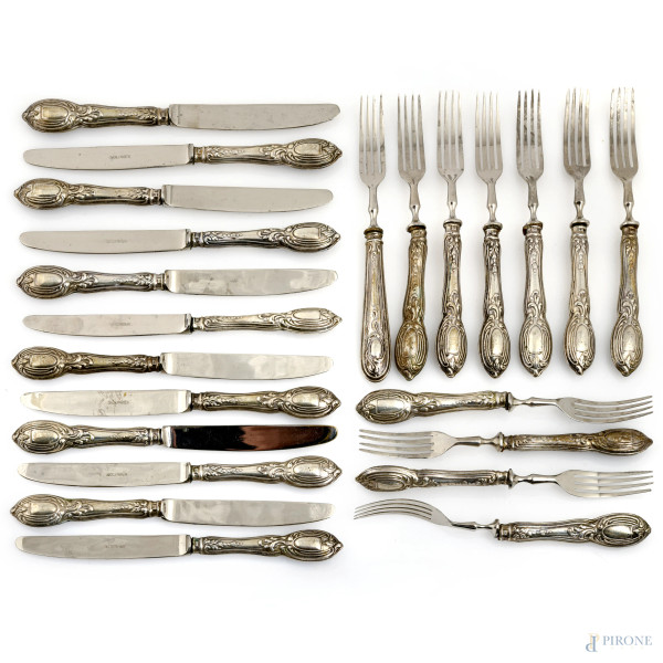 Servizio da dolce composto da 12 coltellini e 11 forchettine con manici in argento, XX secolo, lunghezza massima cm 19, (segni di usura, difetti)