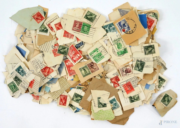 Lotto di vari francobolli e cartoline da collezione.