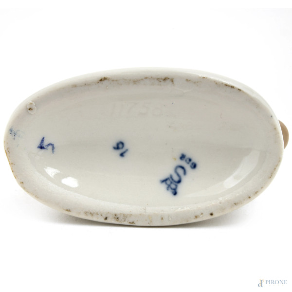 Lotto di quattro sculture in porcellana raffiguranti fanciulli e un cerbiatto, XX secolo, altezza...