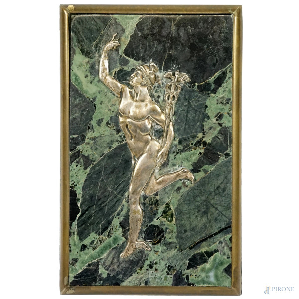 Fermacarte in marmo verde delle Alpi con figura di Hermes a rilievo, cm 2x17x10,5, XX secolo.