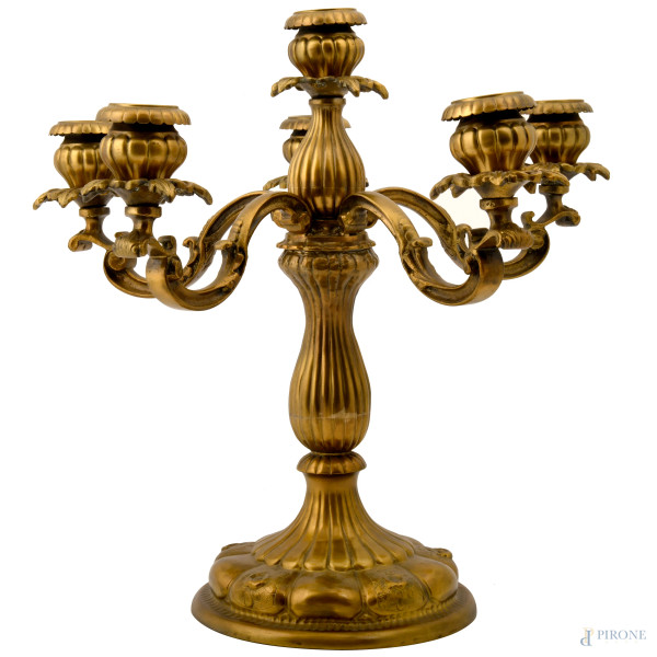 Candelabro a sei luci in metallo dorato e cesellato, con i cinque bracci a foggia di racemi, XX secolo, altezza cm 35
