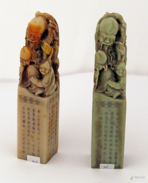 Lotto di due sculture in pietre dure con finali a soggetti di saggi, Cina fine XIX sec, h. 15 cm