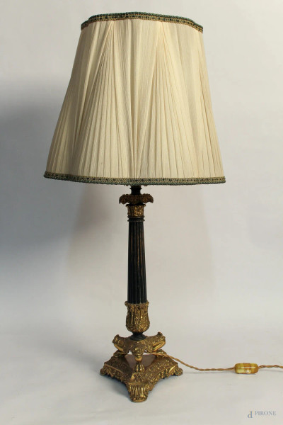 Lampada da tavolo in bronzo, primi Novecento, H 72 cm.