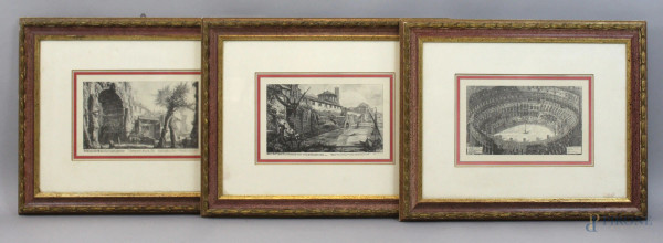 Tre stampe raffiguranti l'Arco di Tito, il Colosseo e la Cloaca Maxima, cm 20x31, XX secolo, entro cornici