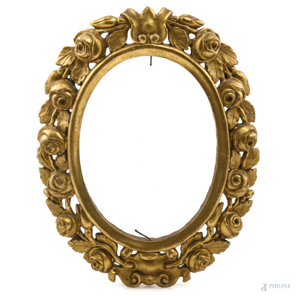 Cornice ovale in legno intagliato e dorato,  XX secolo, cm 27x21,5, luce cm 18x13, (segni di usura, scalfiture, cadute di doratura, difetti)