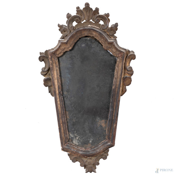 Lotto di due specchierine in legno intagliato e dorato, inizi del XX secolo, misure massime cm 54x33 (cadute di doratura, difetti, scalfiture)