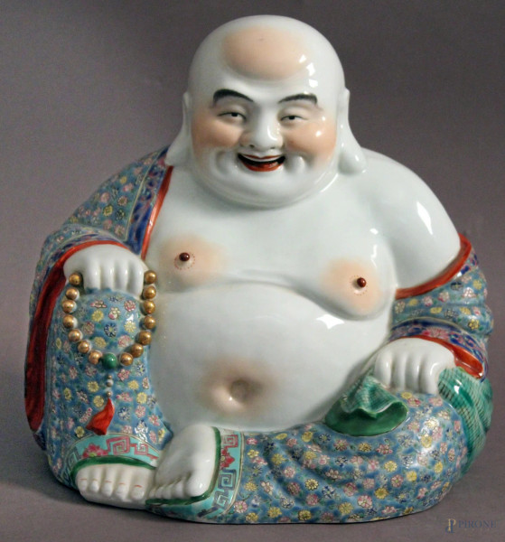 Budda in porcellana policroma marcato, Cina XX sec., H 23 cm.