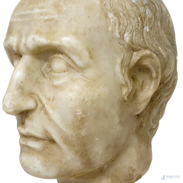 Testa di Giulio Cesare in marmo bianco su base cilindrica in marmo, XIX-XX secolo, cm 37x16x20. (...